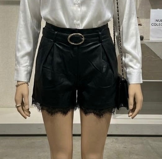 Short vinipiel con encaje