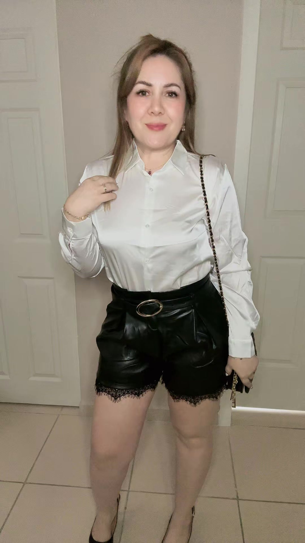 Short vinipiel con encaje